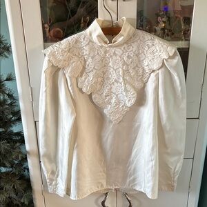 Nilani sz 4 Vintage Elegant White Lace Women's Top euc buttons up back Victorian